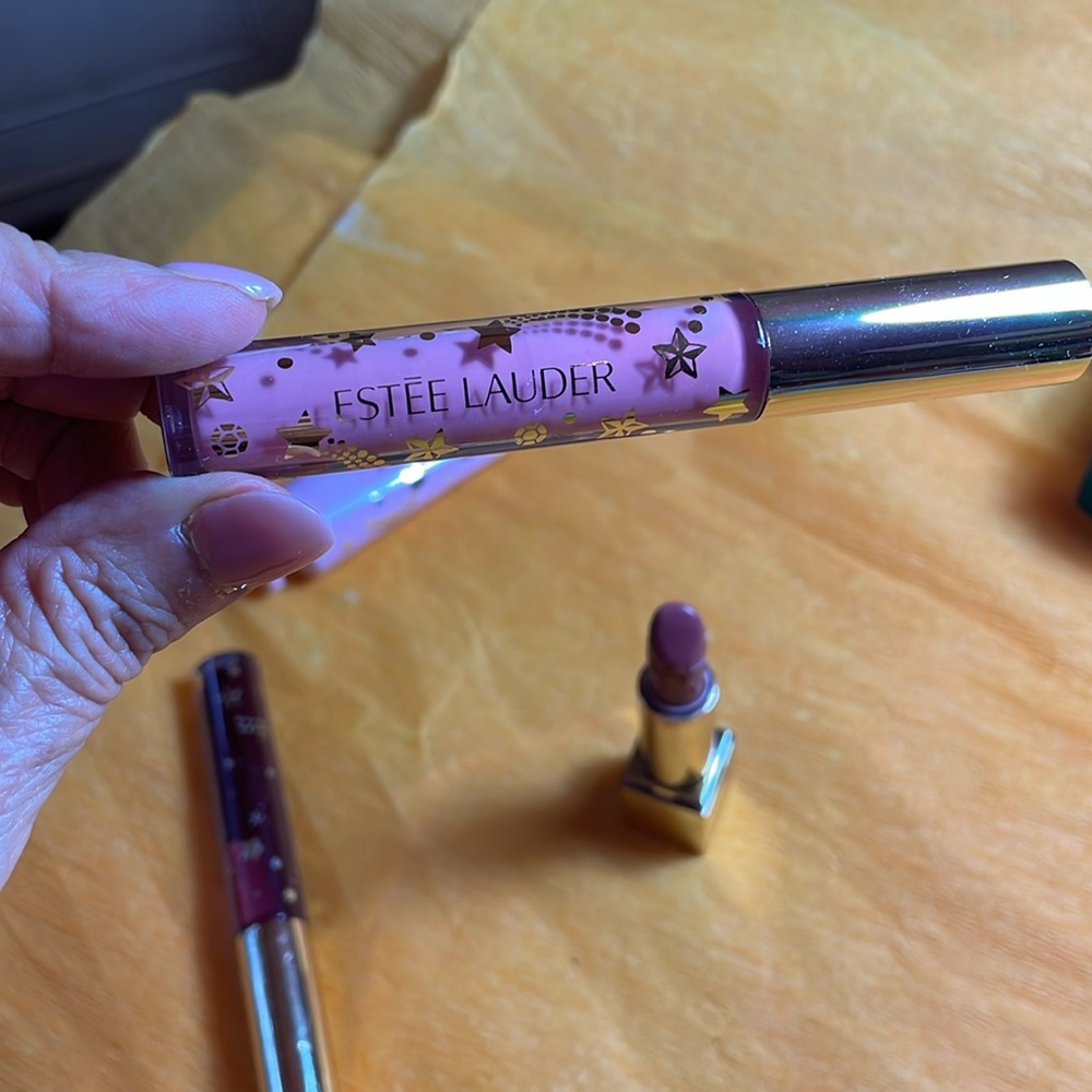 Estee Lauder - Picture 5 of 11